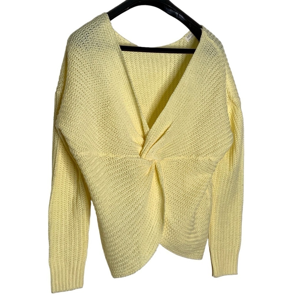 Full Circle Trends light yellow sweater with wide neckline. Size M